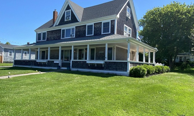 Newport Casa | Casa grande actualizada, Walk To Beach, 6BR, 4BA Sleeps 13+