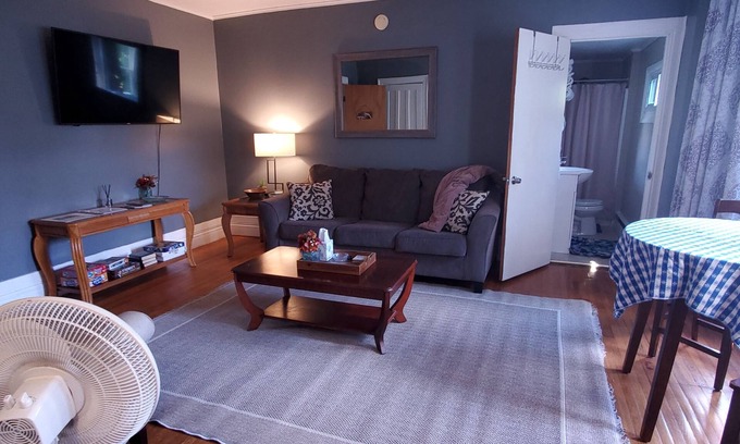 Auburn Apartamento | Large Upper 1 bedroom apartment, pet friendly