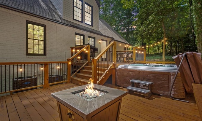 Greenville - Spartanburg Casa | Large Upscale Paris Mountain Home with a Hot Tub