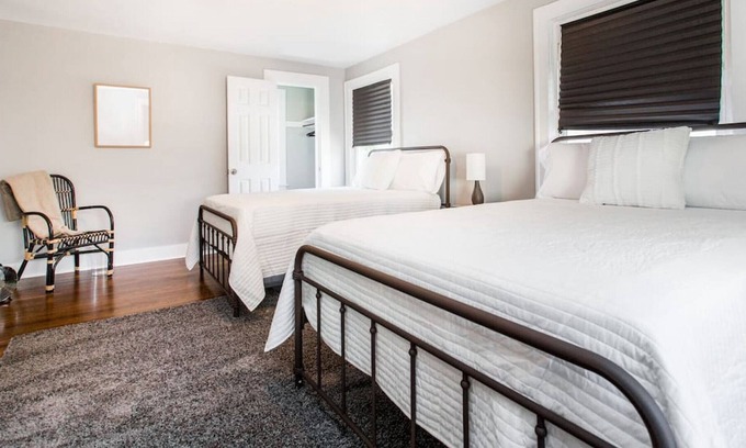 Kansas City Casa | Large Urban Core Home - Close to UMKC - Sleeps 14