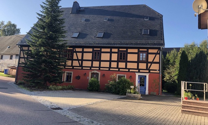 Großhartmannsdorf Apartamento | Large vacation apartment in the Erzgebirge with 3 bedrooms and garden area