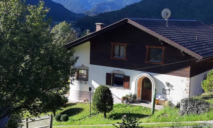 Mittenwald Apartamento | Large apartment on a hillside with a fantastic mountain view