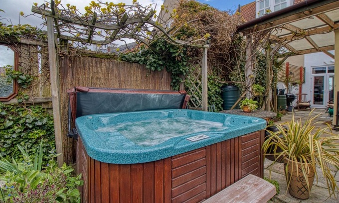 Gorleston-on-Sea Casa | Large Victorian family home, hot tub, 5 min walk to beach, pets, sleeps 11, BBQ