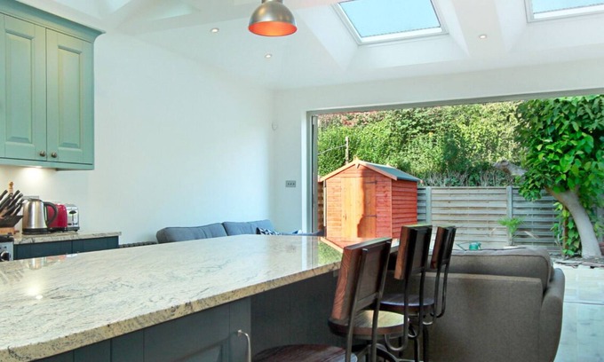 Walpole Casa | Large Victorian house, surrounded by parks, cafes, shops & accessible transport