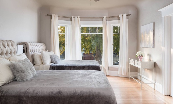 Oak Center Casa | Large Victorian + Off-street gated parking + Minutes to SF!