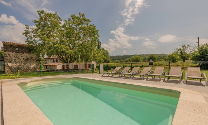 Olot Villa | Gran villa en la zona volcánica de Olot, para 21 personas con extenso jardín