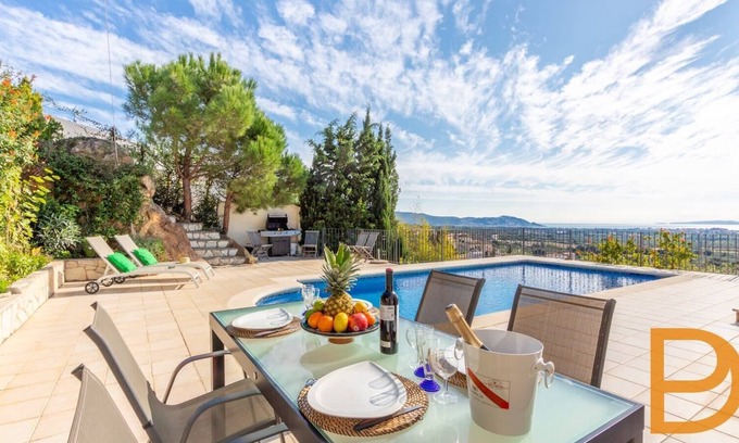 El Mas Isaac Villa | Gran Villa con piscina en urbanización de lujo cerca del mar