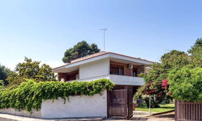 San Cataldo Villa | Gran villa con piscina y tenis privado cerca del mar.