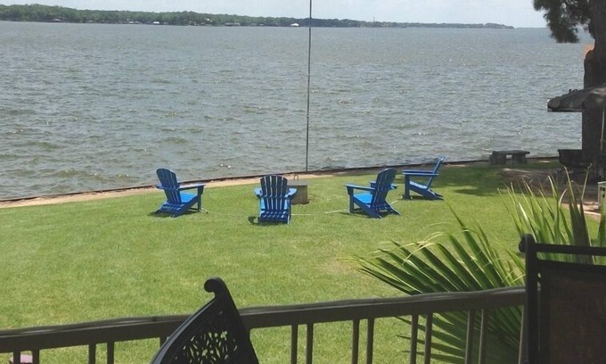 Enchanted Oaks Casa | Waterfront Retreat: ¡disfruta de una excelente relajación en el lago afuera y de divertidos juegos en el interior!