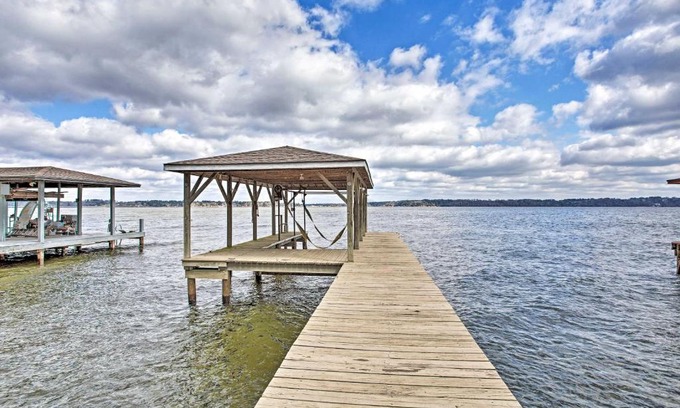 Coffee City Casa | Large Waterfront Lake Palestine Home with Deck, Dock