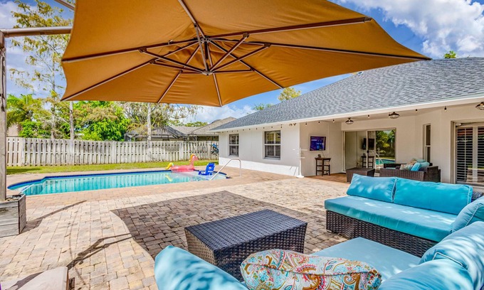 Wellington Casa | Large Wellington home! King BR ensuite, enjoy the pool, BBQ, & patio TV, WiFi.