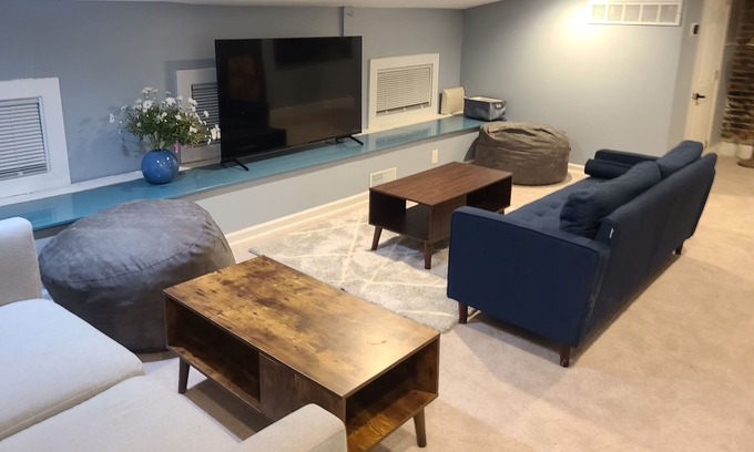 CUF Apartamento | Large West End Beauty with 4 beds and 5 baths with a large kitchen and off street parking.