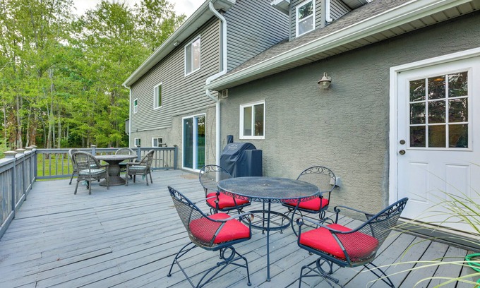 New Albany Casa | Large Yard w/ Pond: Family Retreat in New Albany!