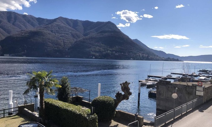 Carate Urio Apartamento | Gran apartamento con estacionamiento privado y vista al lago