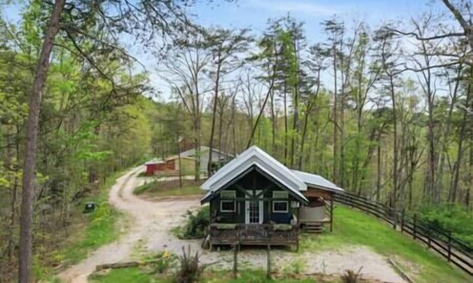 Stanton Cabina | Larkspur Cabin with Hot Tub near Red River Gorge