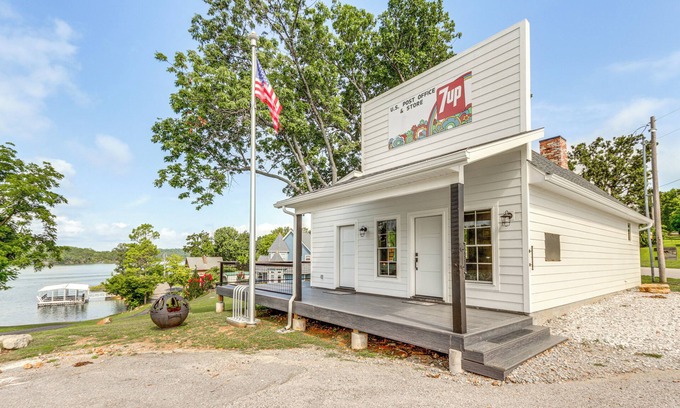 Rogers Apartamento | Beaver Lake Studio: Luxe Stay at Historic Site