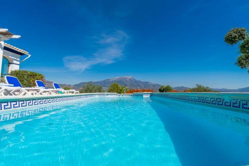 Viñuela Villa | Las Alondras stunning lake views