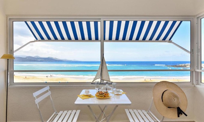Las Palmas de Gran Canaria Apartamento | Las Canteras Seafront Apartment by VillaGranCanaria