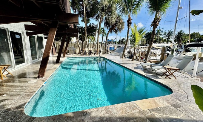 Hendricks and Venice Isles Casa | Las Olas Escape 6/5 - for 12+ -Waterfront- Pool