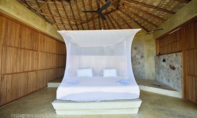 Barra de Colotepec Villa | Las Rocas: master bedroom in a spectacular front beach house with infinity pool