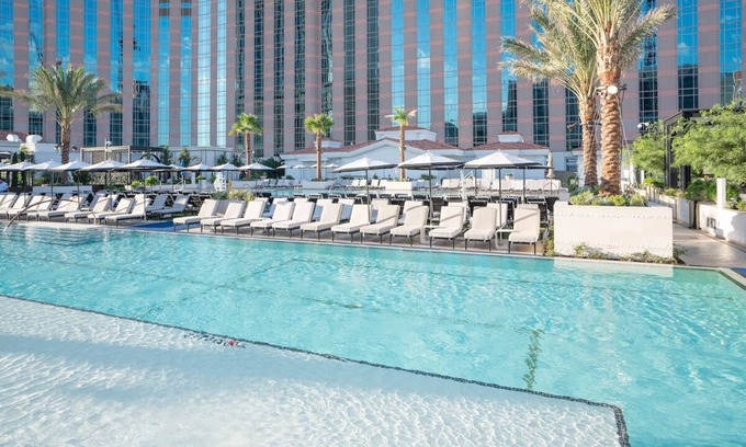 Las Vegas Hotel | Las Vegas Escape! 2 Modern Units, Pool, Parking, Near The Mirage Volcano