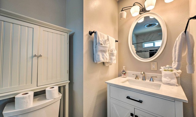 Las Vegas Cabaña | Las Vegas Getaway w/ Patio & Grill: ~3mi to Strip!