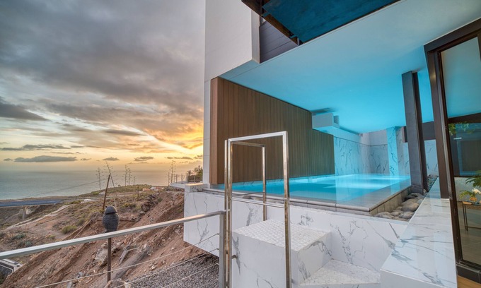 Adeje Villa | LAST MINUTE Villa de diseño, vista al mar, piscina climatizada.