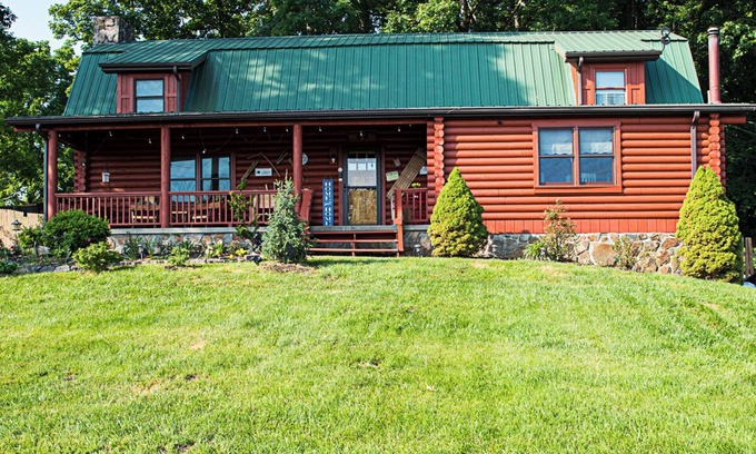Jonesborough Cabina | Last Minute Get Away? The Mountains Are Calling! Tons of Fun Included!