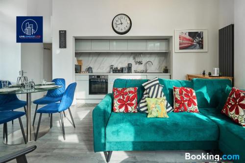 Dartmouth Park Apartamento | Last-Minute Reserve l Sleeps Up to 4 Guests l Flat 1 l One-Bedroom Apartment with King Bed and High Ceilings Near Camden by Live London Short Lets & Serviced Accommodation