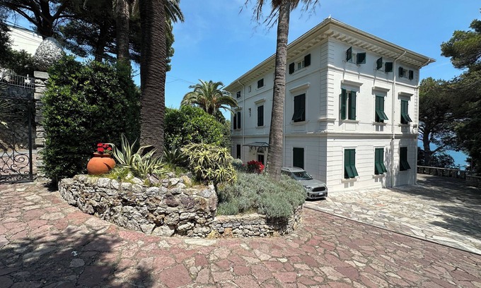 Portovenere Villa | ** LAST MINUTE ** Villa Doria 10P by VILLASRETREATS, Waterfront, A/C near 5Terre