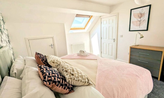 Appleton Casa | Latchford Mews - Vibrant & Modern Four Bed House