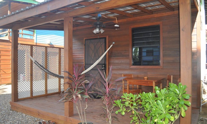 Hopkins Apartamento | Latitud 17 sala de jardín, Corazón de Hopkins Village, Belice