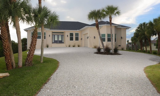 Englewood Casa | Latitude Adjustment - 1956 Bayshore