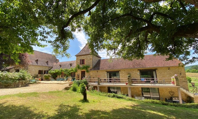 Berbiguieres Casa | Laugerie Basse Gites, 4 Gites in a Barn Conversion with beautiful heated pool