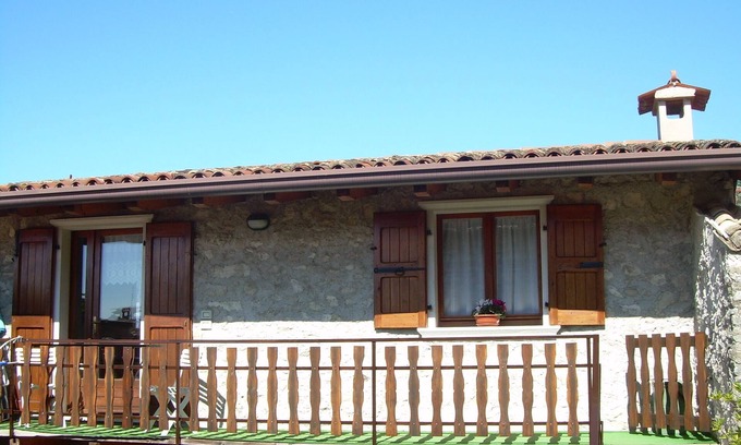 Castelletto Apartamento | Apartamento Laura con balcón, vista al jardín y al lago