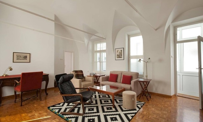 Ljubljana Old Town Apartamento | Laura Tour As / Charming 1BR, AC, quiet apartment by Town Hall