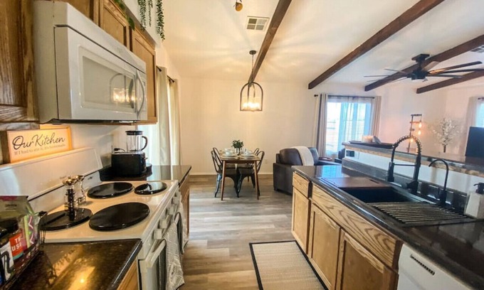 Yuma Casa | Laura Way · Peaceful, 3BR+King Home W/BBQ, Fire Pit & Huge TV!