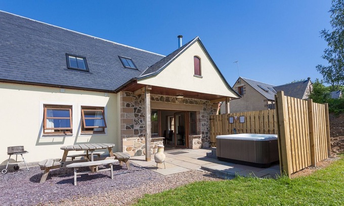 Linlithgow Apartamento | Laurel Cottage - sleeps 8 guests in 3 bedrooms