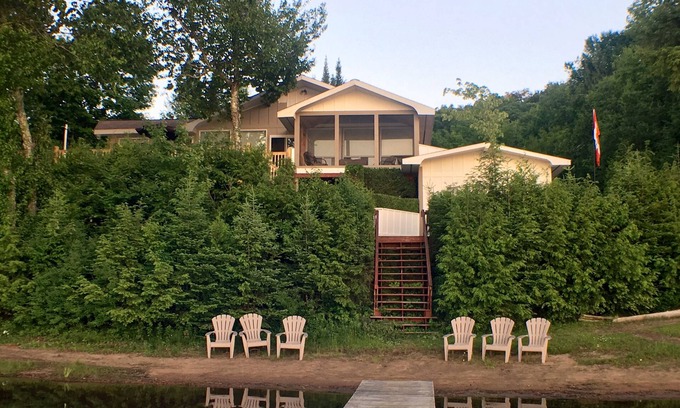 Harrington Cabaña | Laurentian Lakeside Cottage 55, 4-season, 5-bedroom, 3.5 bath cottage sleeps 10