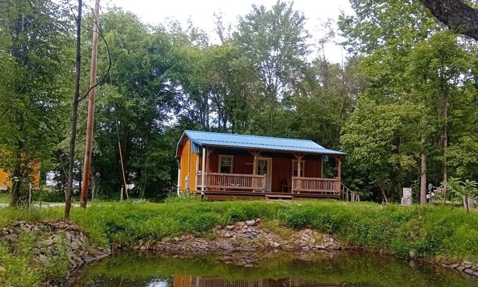 Athens Cabina | Laurentius' Cabin on a Koi Pond