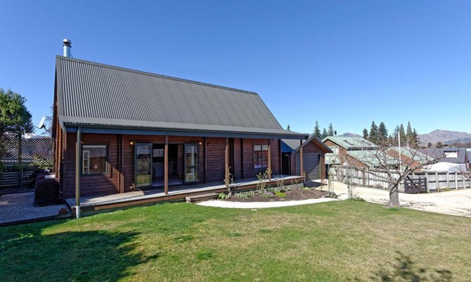 Hanmer Springs Casa | Lavender Cottage - Hanmer Springs Holiday Home