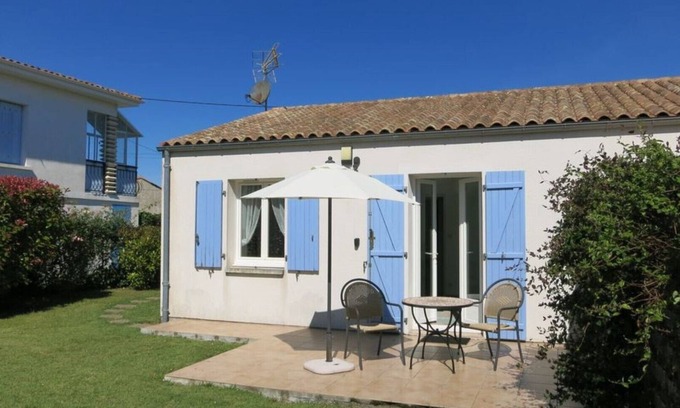 Etaules Casa | Lavender Cottage es una casa rural de una habitación con terraza y jardín privados.