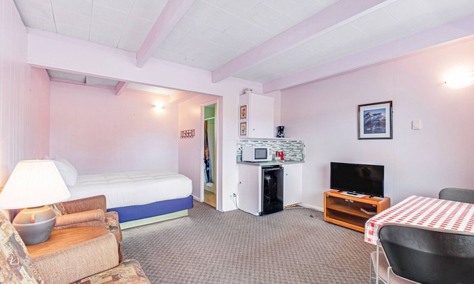 Westport Casa | Lavender hideaway for two with fast WiFi & a kitchenette - one dog welcome