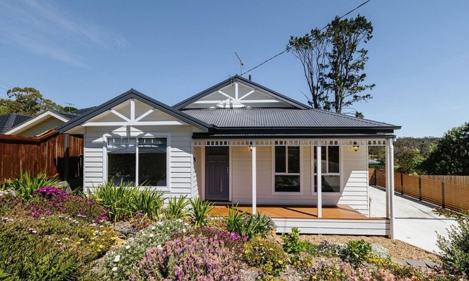 Katoomba Casa | Lavender House - a cosy modern holiday home in Katoomba