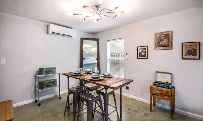 Brentwood Casa | Lavender House - Central Austin