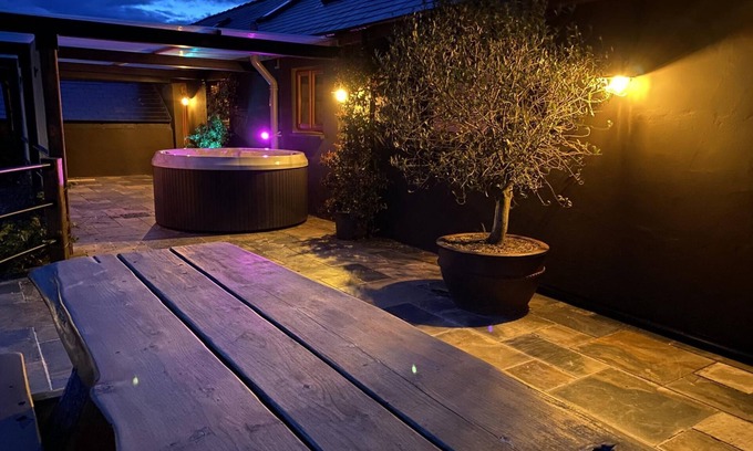 Tiers Cross Casa | Lavender - Luxurious Barn Conversion - Blossom Farm