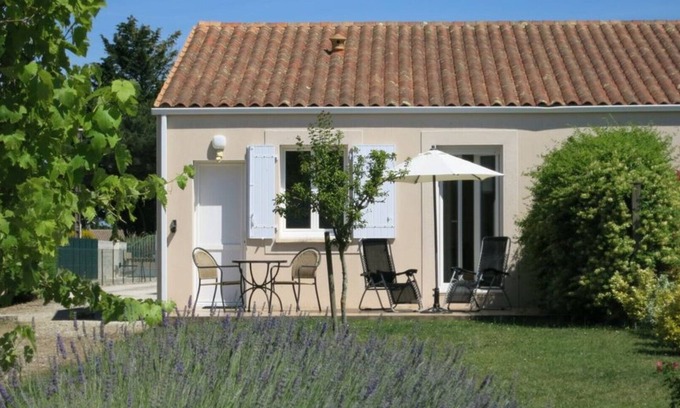 Etaules Casa | Lavender View es una acogedora casa de campo para 2 con vistas lejanas