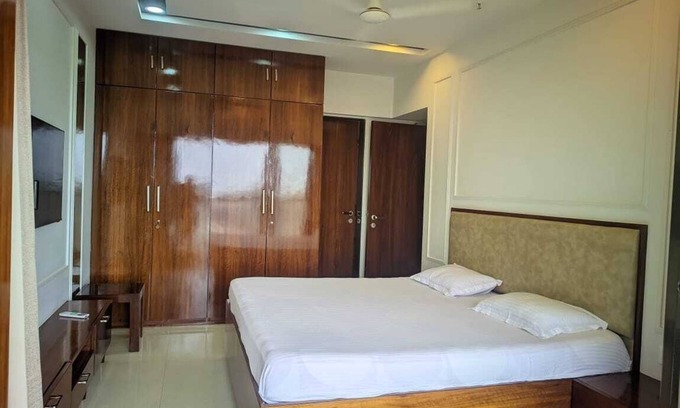 Malad West Apartamento | Lavish and cozy, 2-bedroom apartment in Malad West, opposite Infinity 2 mall.