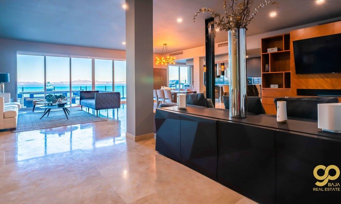 El Centenario Apartamento | Lavish Bayview Penthouse, Beachfront Complex!