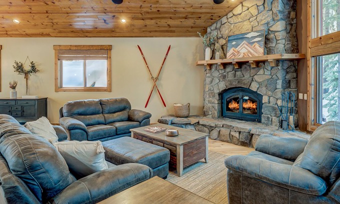 Pla-Vada Woodlands Casa | Lavish estate with luxe interior, loft, 2 W/Ds, grill, 2 kitchens, & fireplace